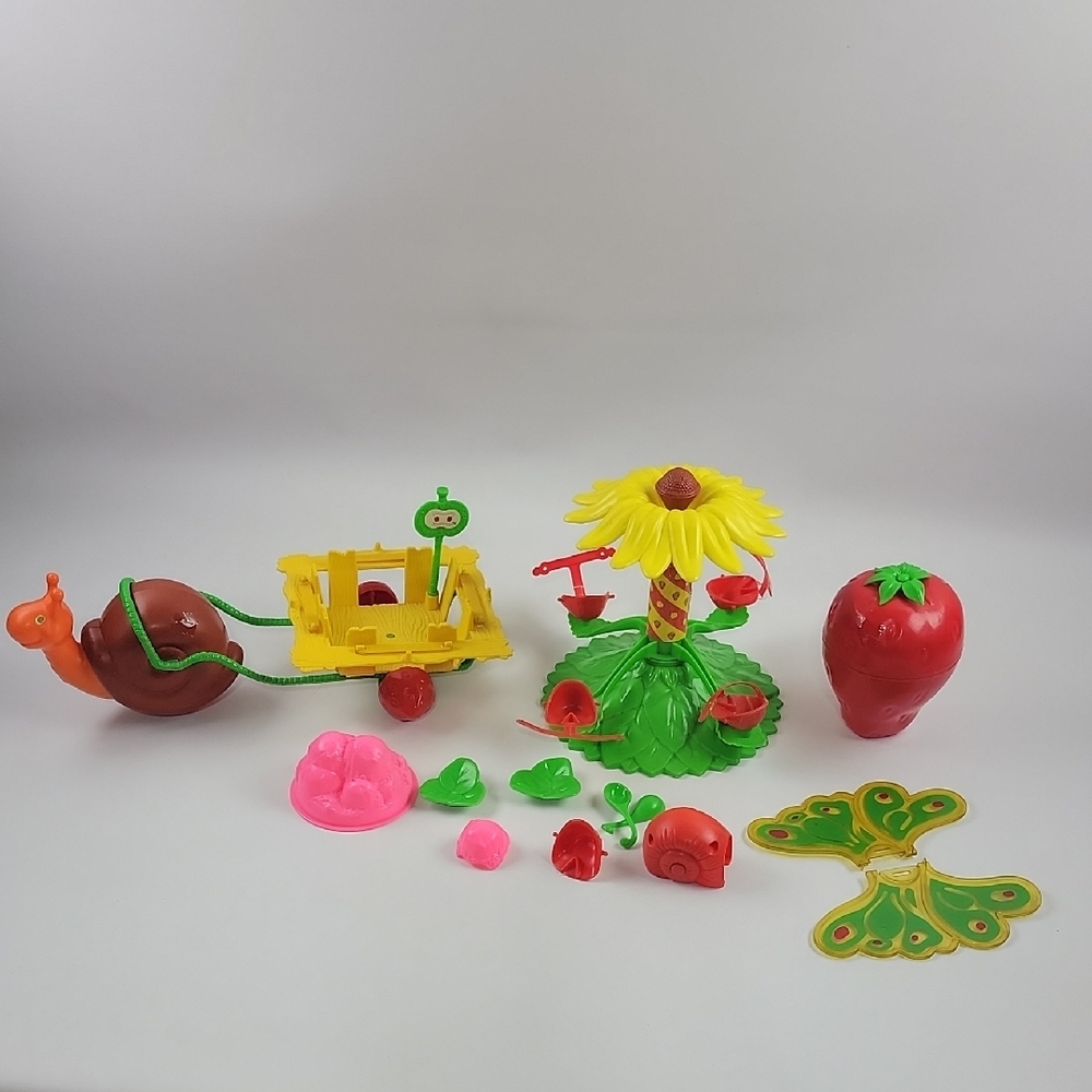 Vintage Strawberry Shortcake Lot Of Misc Pieces